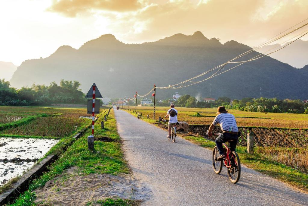 Bicycle Tour Hanoi Mai Chau Pu Luong 4 Days